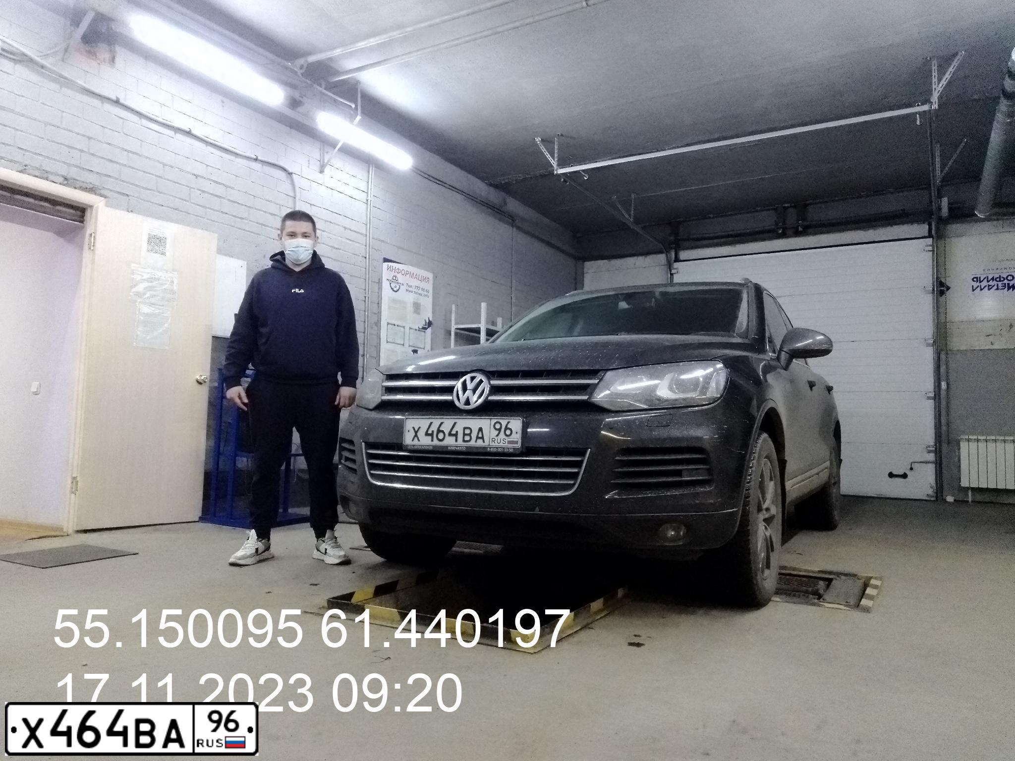 Фото автомобиля VOLKSWAGEN TOUAREG, 2012 — госномер Т500НР174. Цвет: ЧЕРНЫЙ