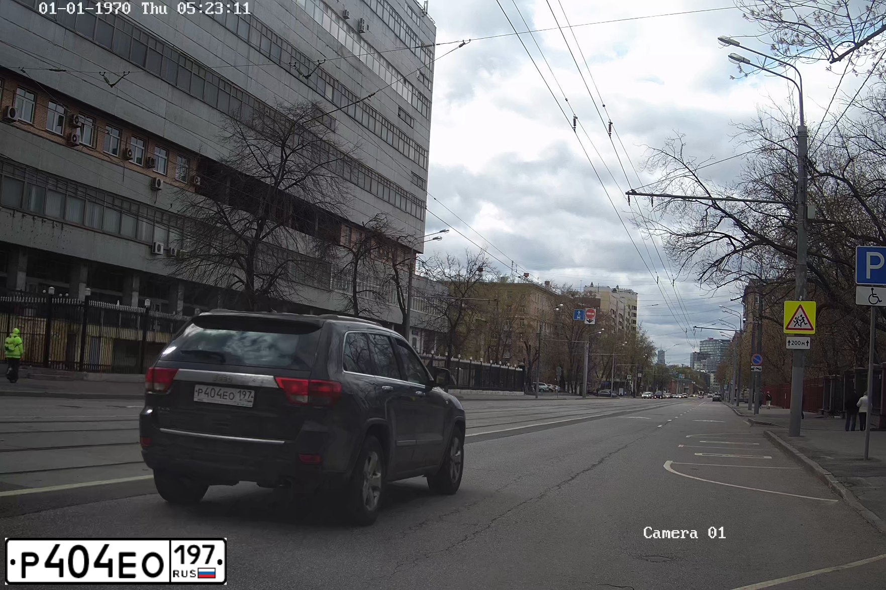 Фото автомобиля JEEP GRAND CHEROKEE, 2010 — госномер Р404ЕО197. Цвет: Серый