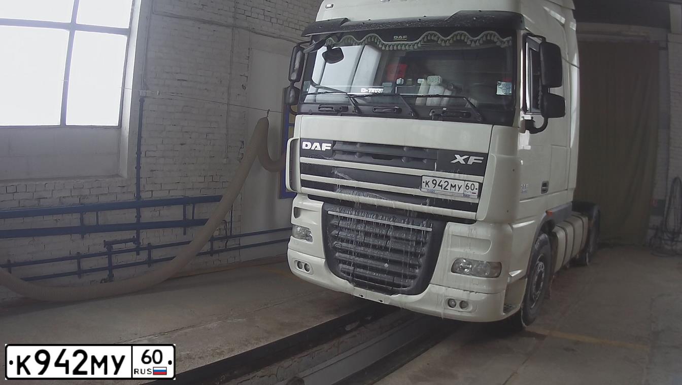 Фото автомобиля DAF XF 105 FT /4X2/, 2018 — госномер К942МУ60. Цвет: Белый