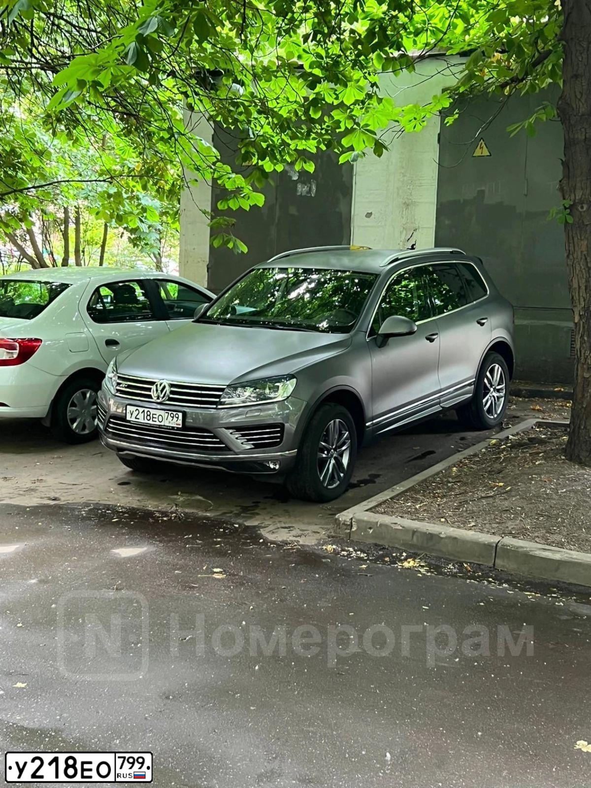 Фото автомобиля VOLKSWAGEN TOUAREG, 2017 — госномер У218ЕО799. Цвет: Серый