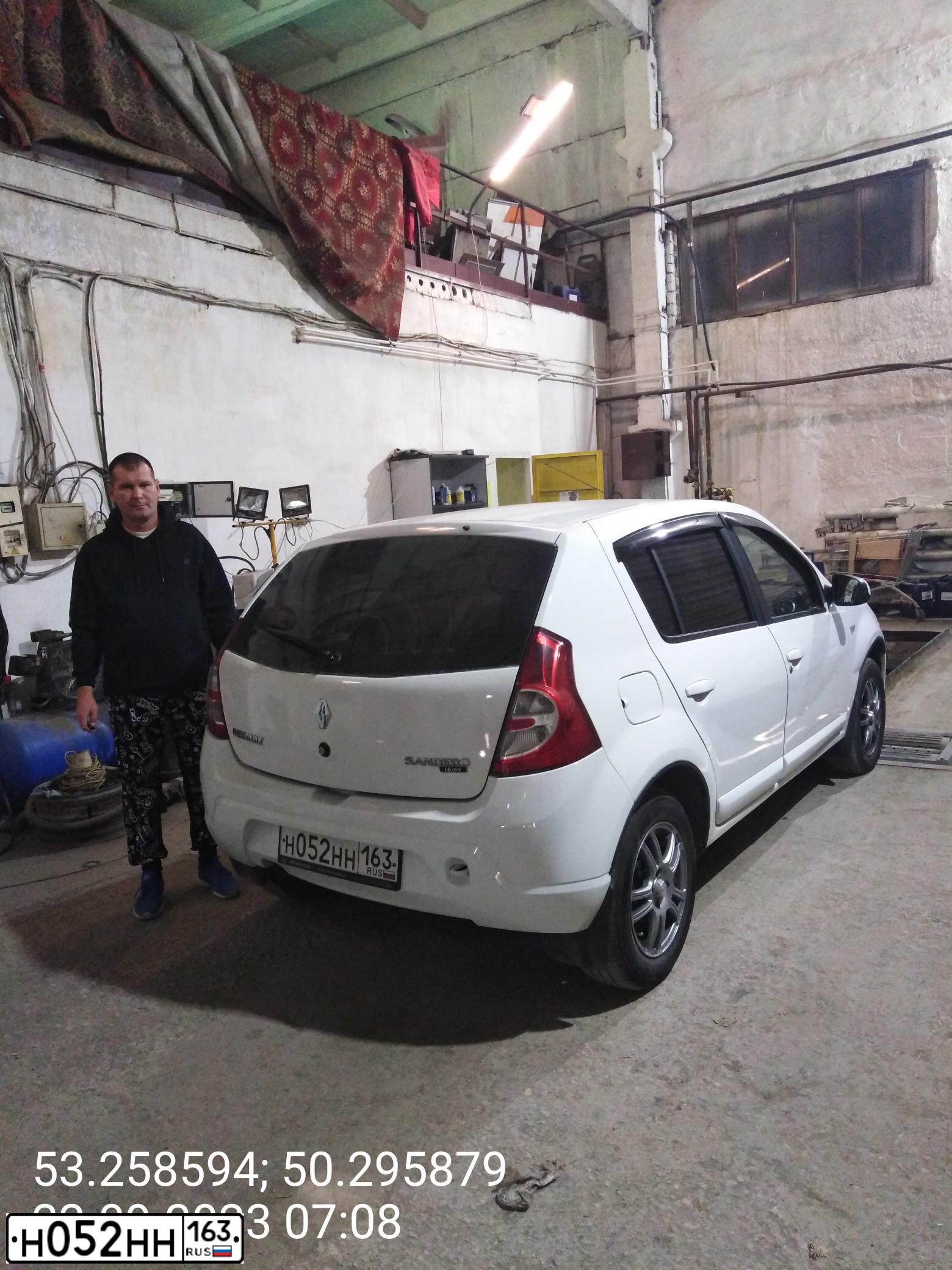 Фото автомобиля RENAULT SANDERO, 2011 — госномер Н052НН163. Цвет: Белый
