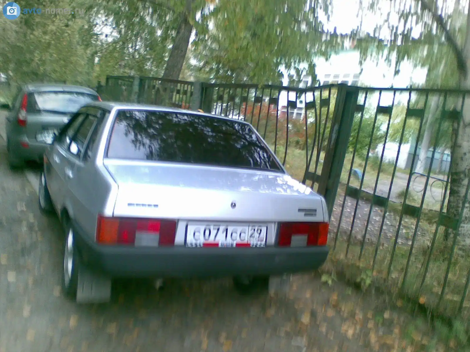 Фото автомобиля LADA 2109 SAMARA, 2002 — госномер О800ОО90. Цвет: СВЕТЛО-СЕРЫЙ