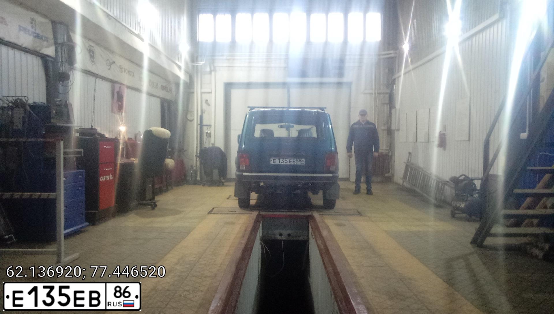 Фото автомобиля LADA 2131 NIVA, 1997 — госномер Е135ЕВ86. Цвет: ЗЕЛЕНЫЙ