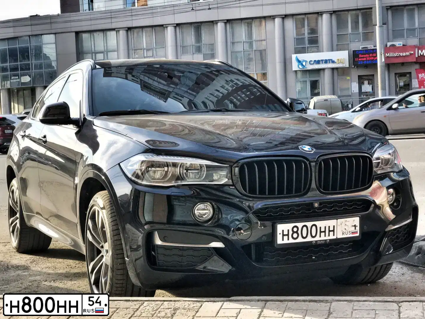 Фото автомобиля INFINITI QX80 /QX56/, 2019 — госномер Н800НН54. Цвет: синий