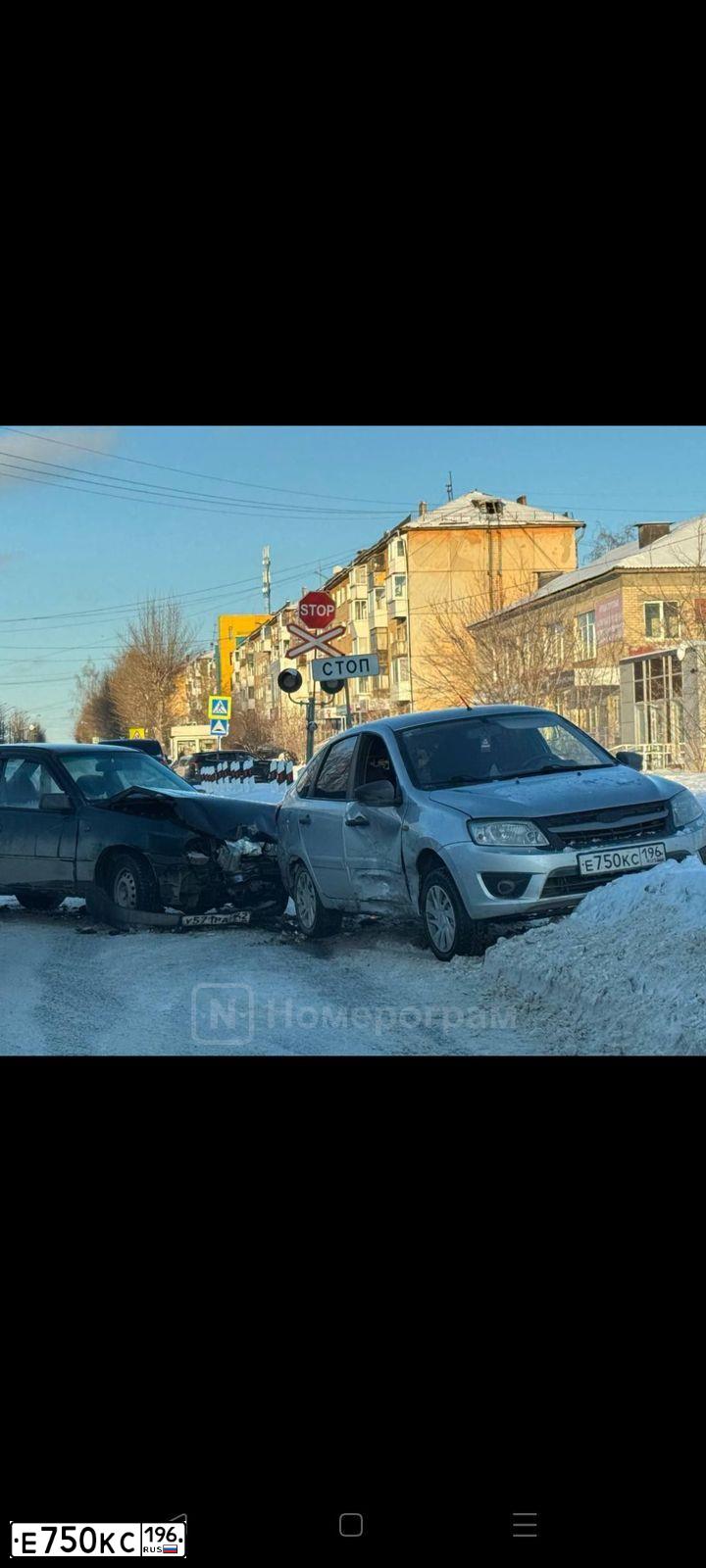 Фото автомобиля LADA 2191 GRANTA, 2016 — госномер Е750КС196. Цвет: СЕРЕБРИСТЫЙ