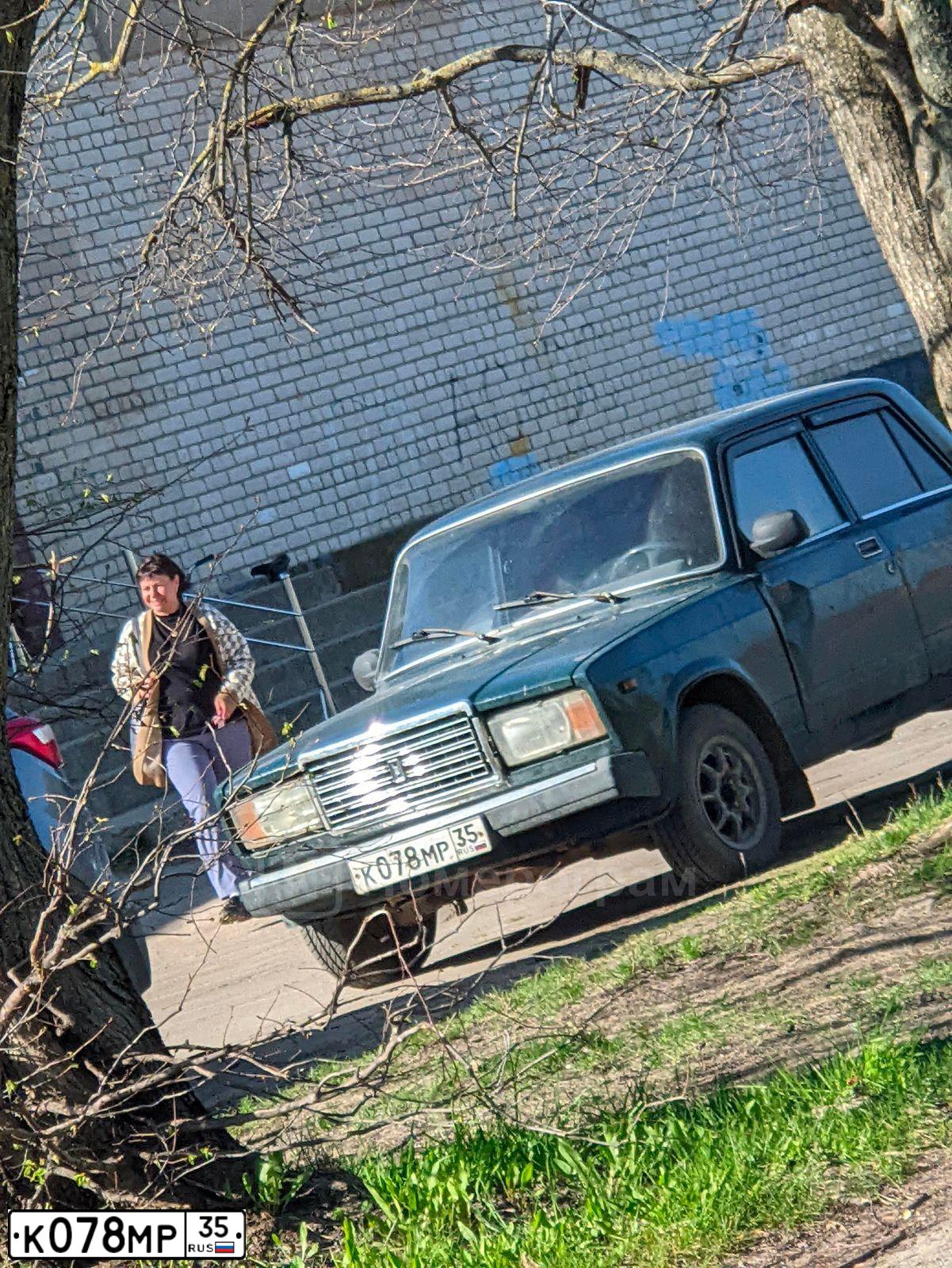 Фото автомобиля LADA 2107 LADA, 2007 — госномер К078МР35. Цвет: Темно-зеленый