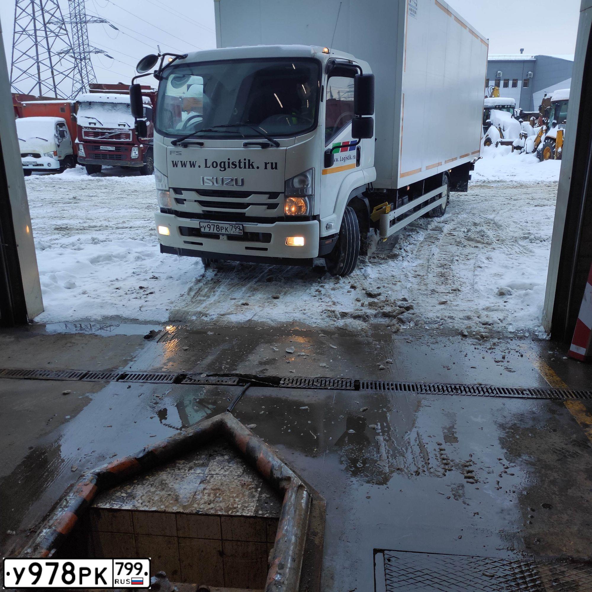 Фото автомобиля ISUZU FSR, 2019 — госномер У978РК799. Цвет: БЕЛЫЙ