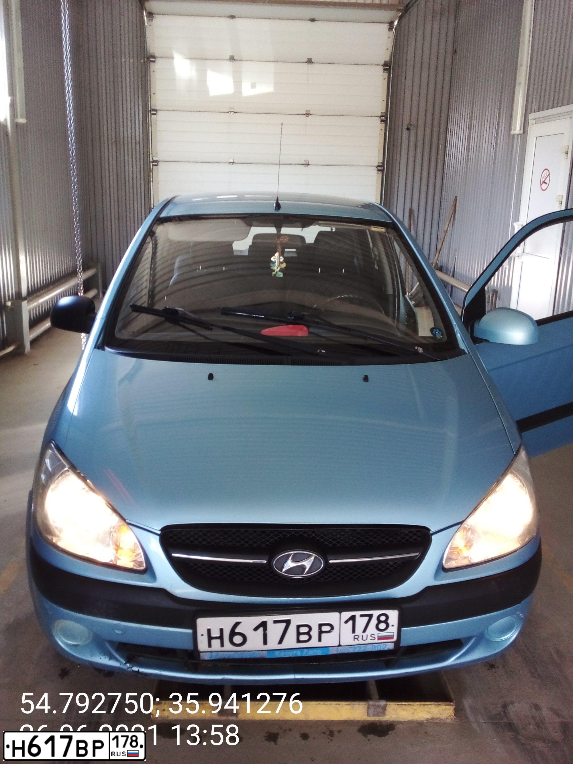 Фото автомобиля OPEL ASTRA, 2013 — госномер Е105НН124. Цвет: Белый