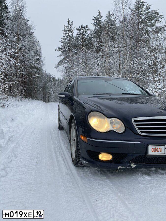 Фото автомобиля MERCEDES C-KLASSE, 2004 — госномер К727АН10. Цвет: Темно-синий