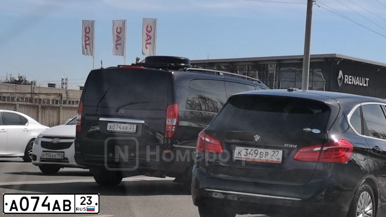 Фото автомобиля MERCEDES VIANO, 2007 — госномер А074АВ23. Цвет: ЧЕРНЫЙ