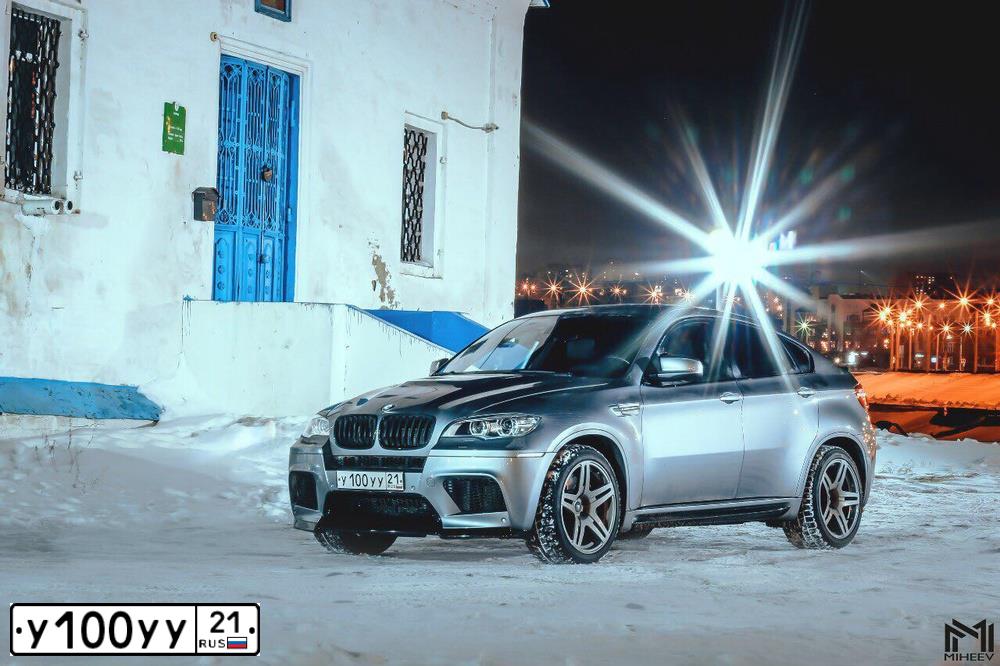 Фото автомобиля BMW X6M, 2011 — госномер У100УУ21. Цвет: Серый