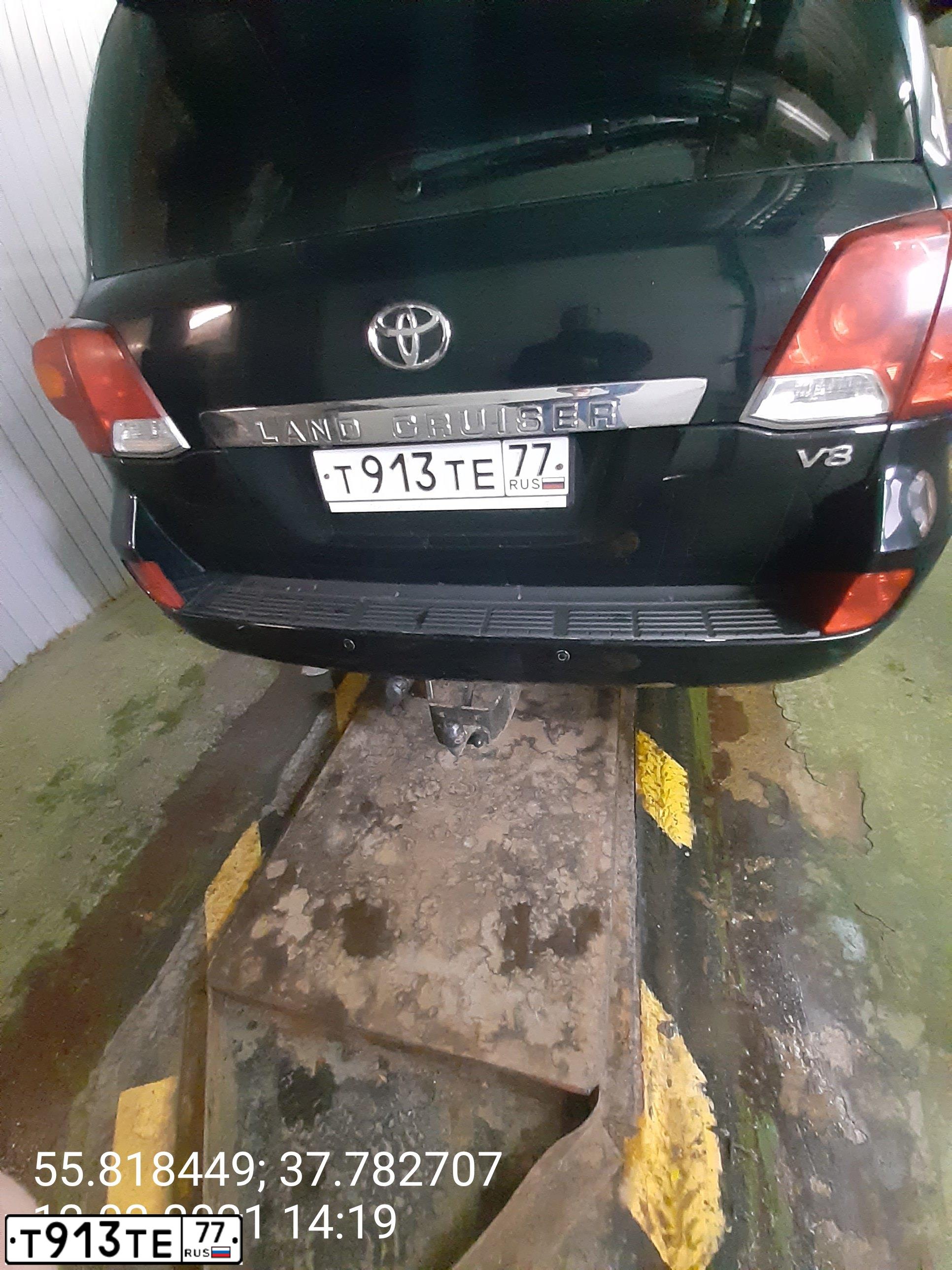 Фото автомобиля TOYOTA LANDCRUISER 200, 2013 — госномер Т913ТЕ77. Цвет: ЧЕРНЫЙ