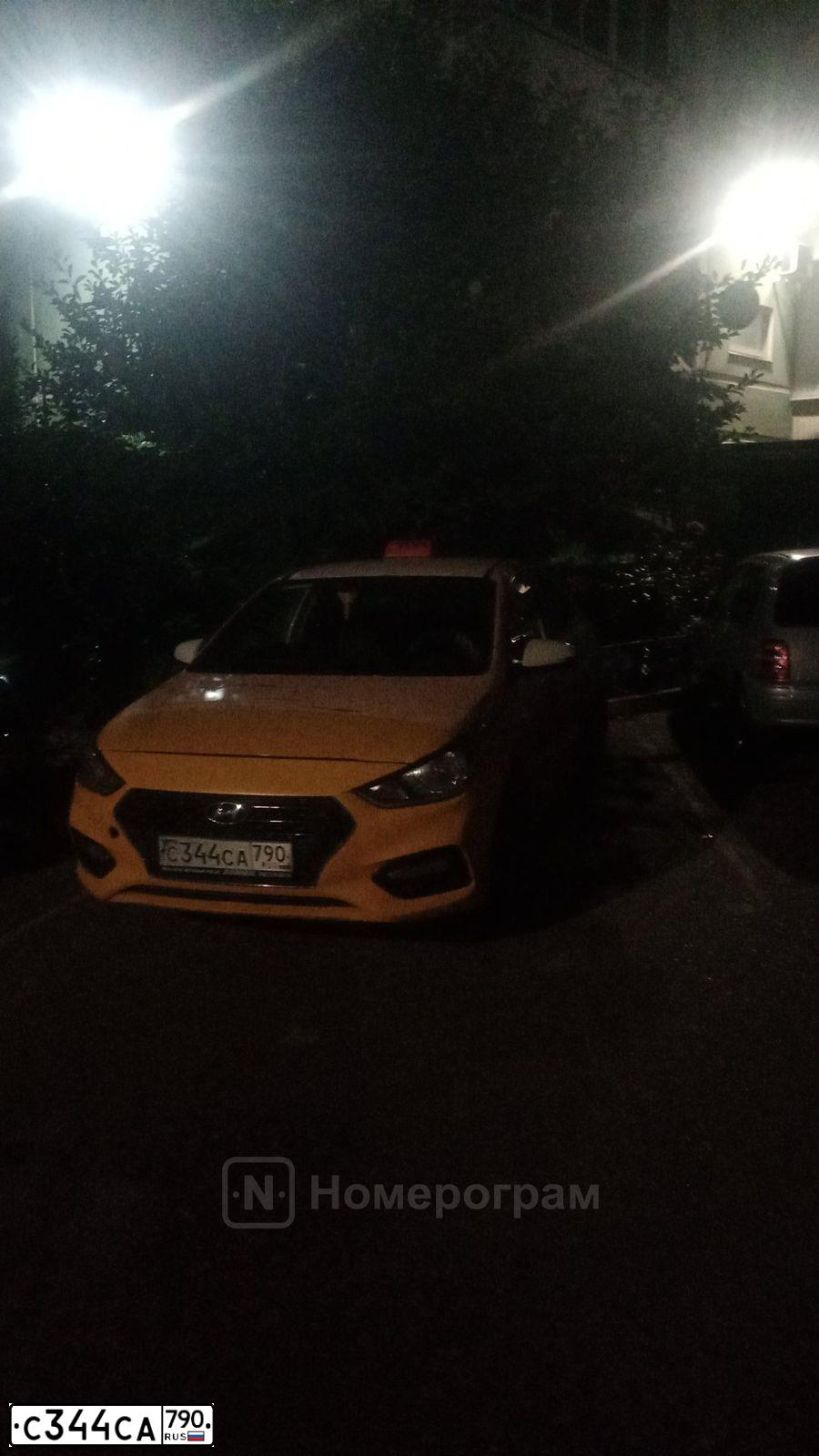 Фото автомобиля HYUNDAI SOLARIS, 2017 — госномер Р671СМ126. Цвет: ЖЁЛТЫЙ