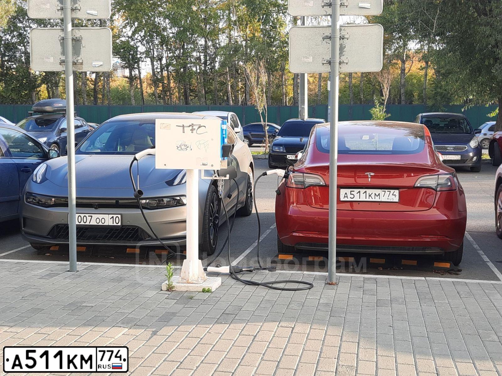 Фото автомобиля TESLA MODEL 3, 2018 — госномер А511КМ774. Цвет: КРАСНЫЙ