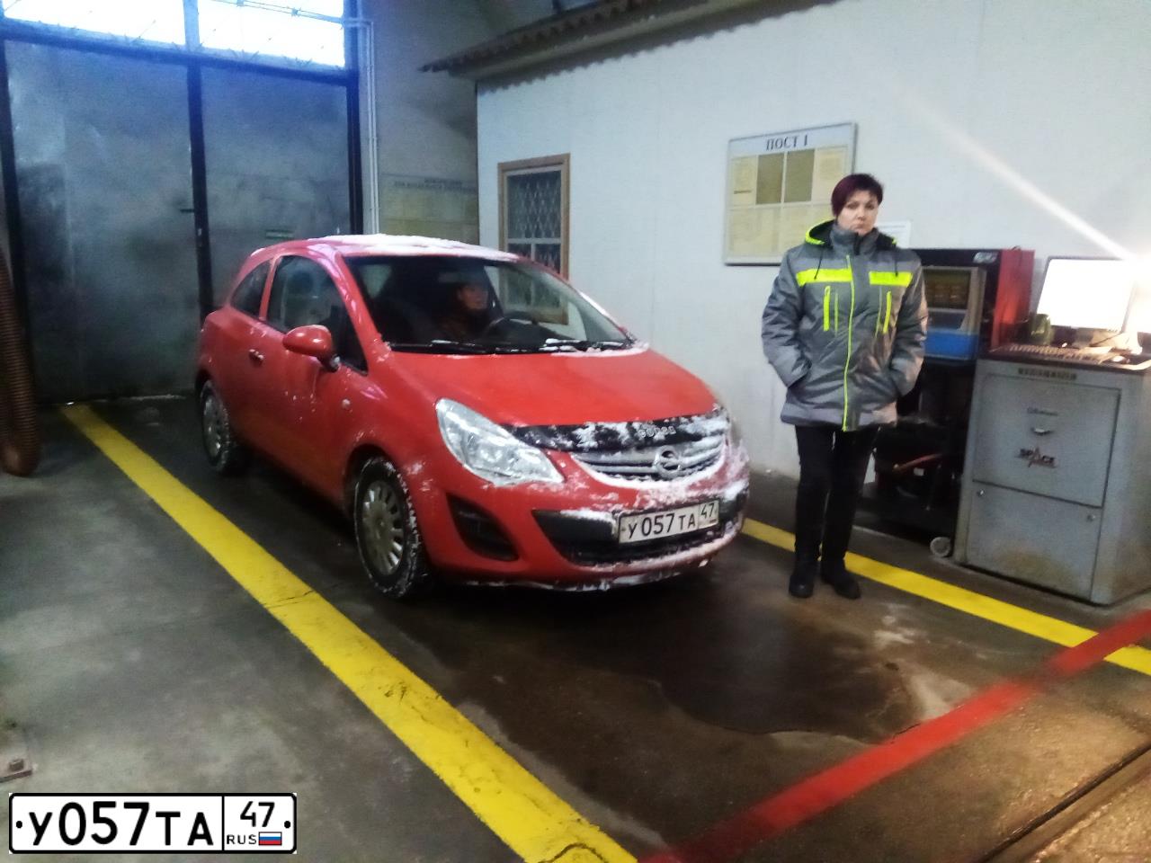 Фото автомобиля OPEL CORSA, 2012 — госномер Р787РН46. Цвет: Красный