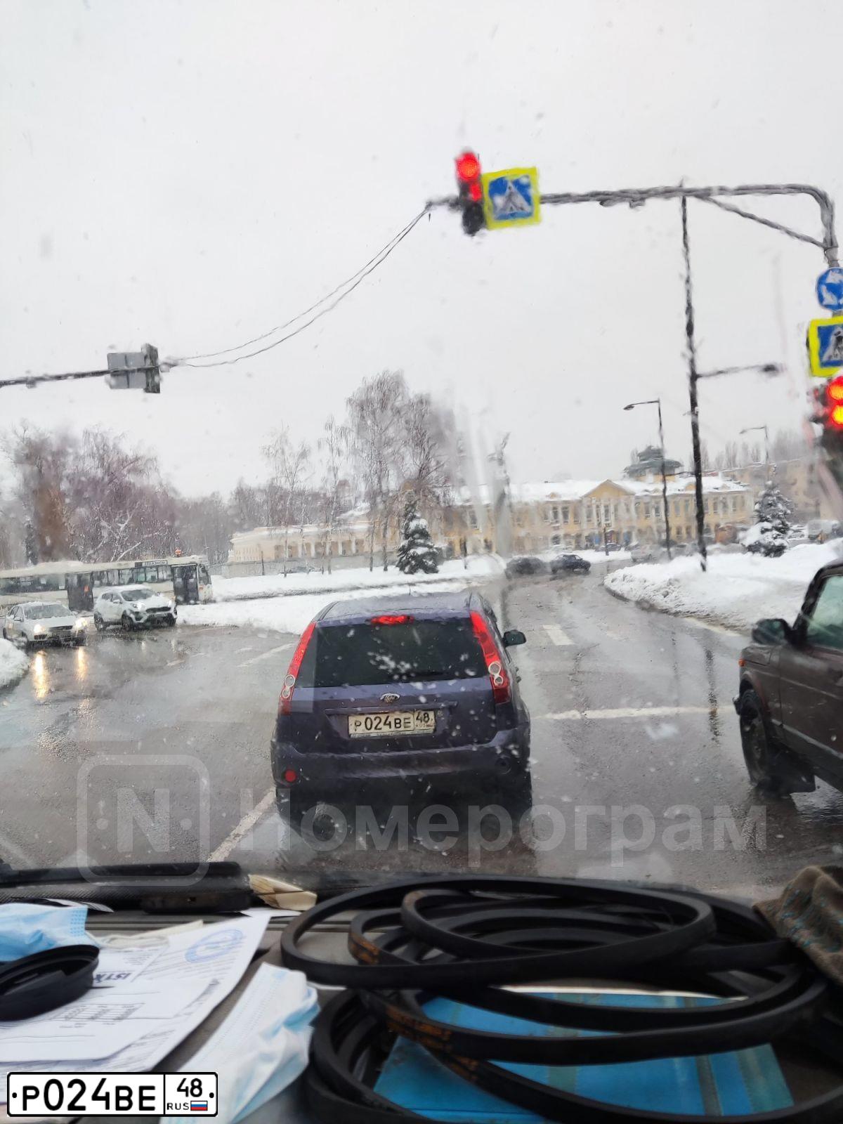 Фото автомобиля TOYOTA RAV4, 2011 — госномер Р024ВЕ48. Цвет: БЕЛЫЙ