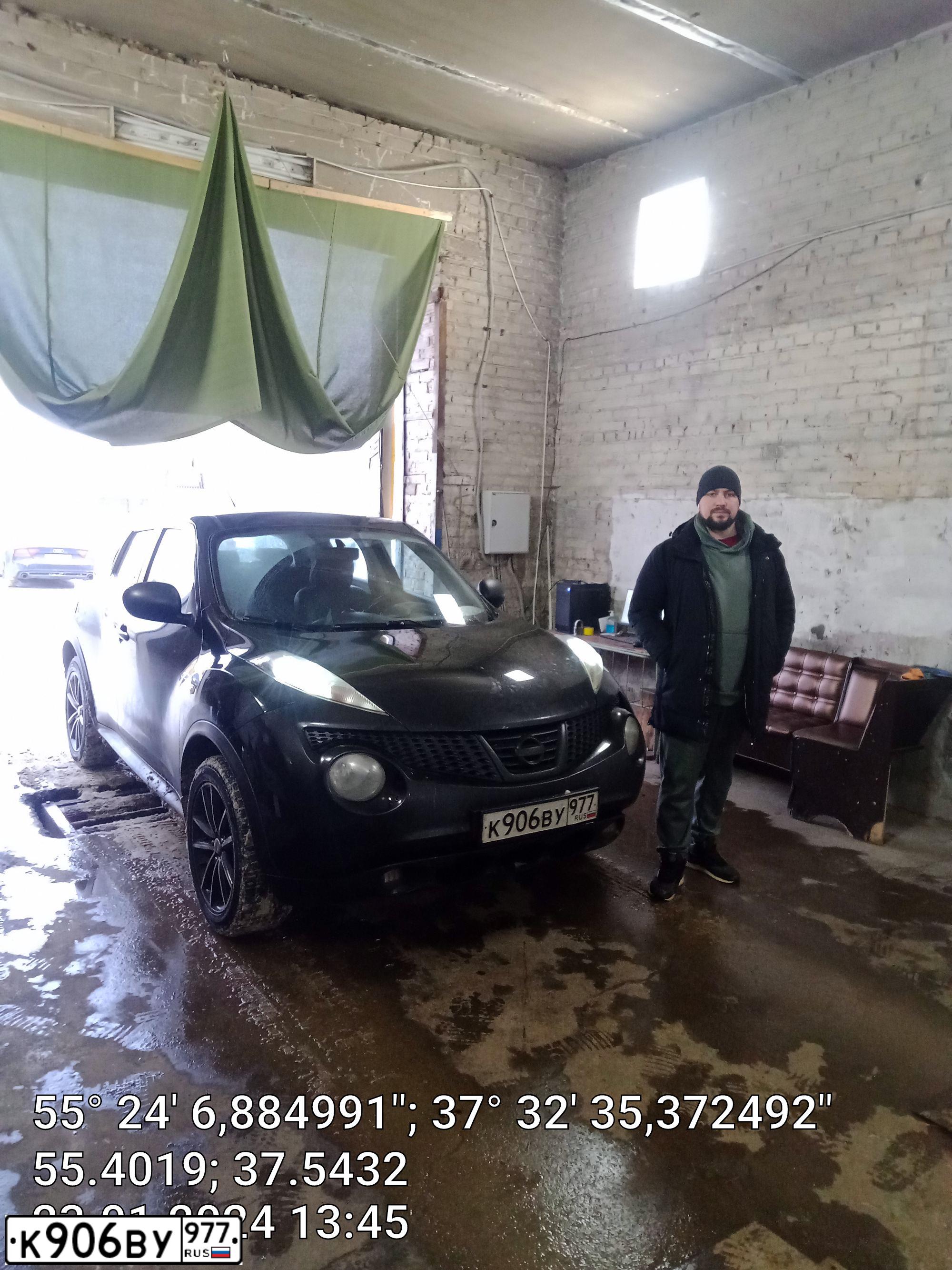 Фото автомобиля NISSAN JUKE, 2013 — госномер А500ОЕ77. Цвет: ЧЕРНЫЙ