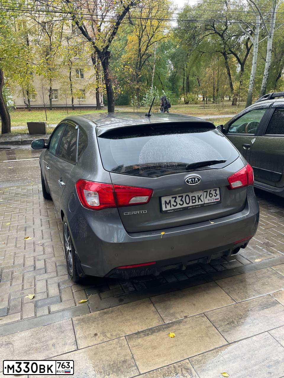 Фото автомобиля KIA CERATO, 2013 — госномер Е228КН777. Цвет: Серый