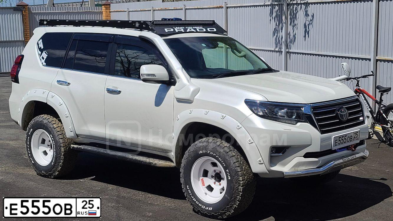 Фото автомобиля TOYOTA LANDCRUISER, 2018 — госномер Т225ТА799. Цвет: Белый
