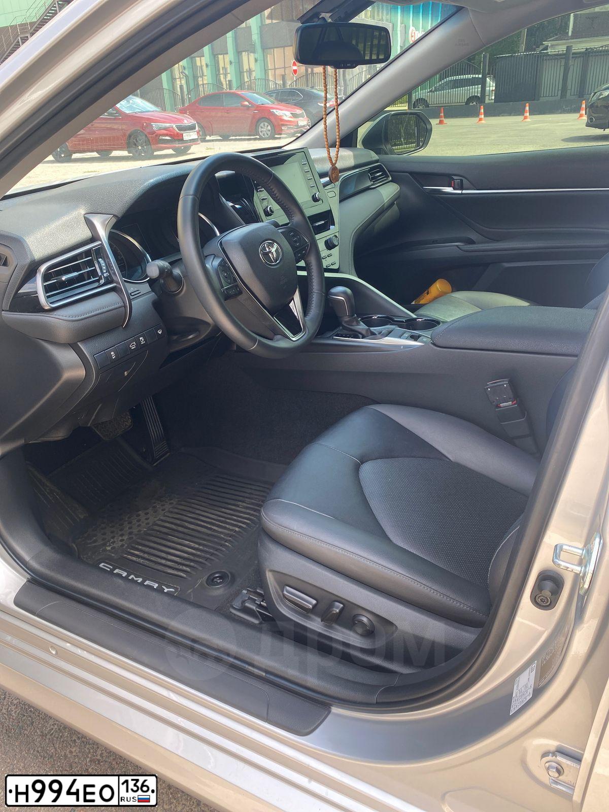 Фото автомобиля TOYOTA CAMRY, 2021 — госномер Е868УУ790. Цвет: СЕРЫЙ
