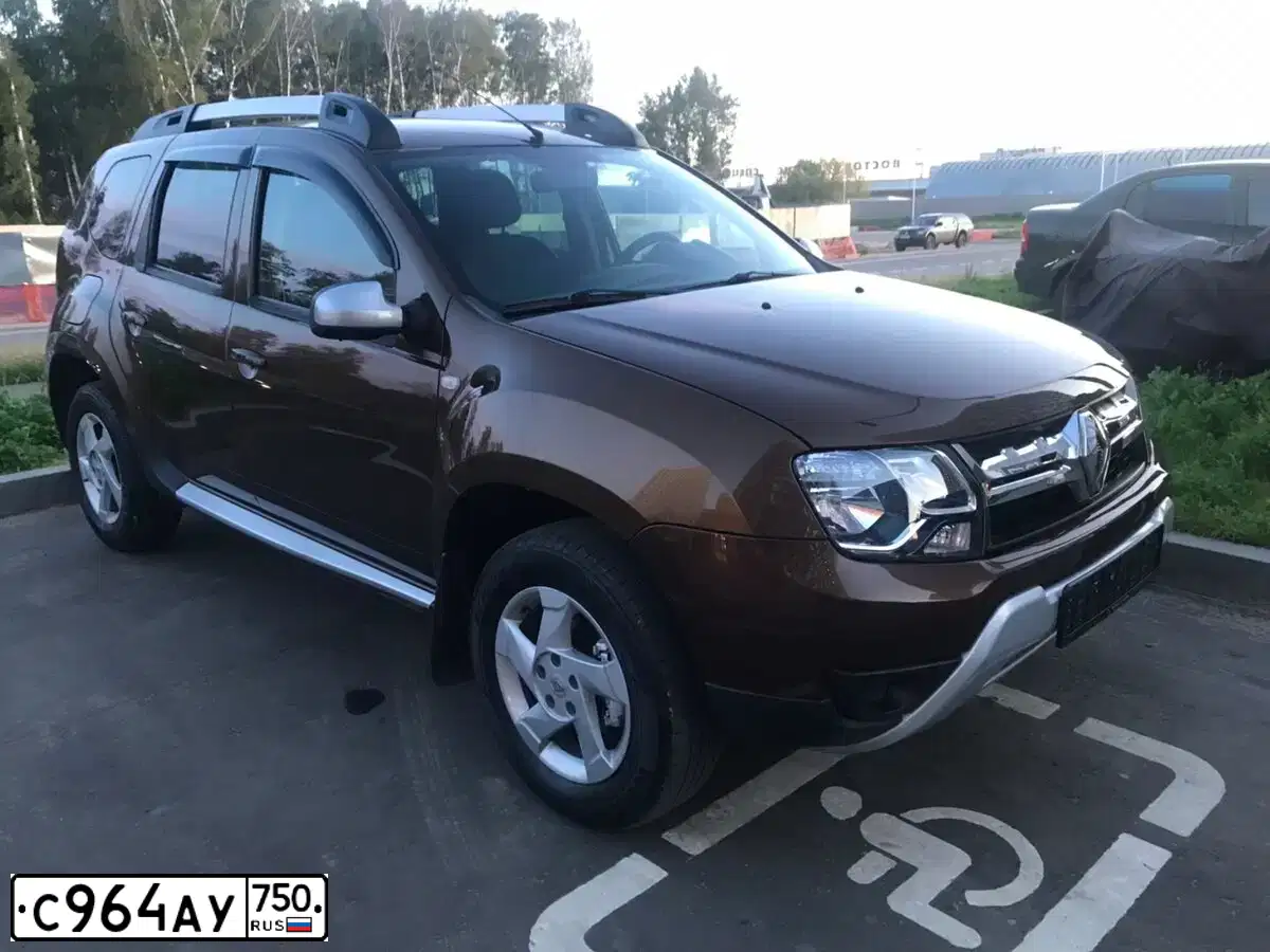 Фото автомобиля RENAULT DUSTER, 2015 — госномер С964АУ750. Цвет: Коричневый