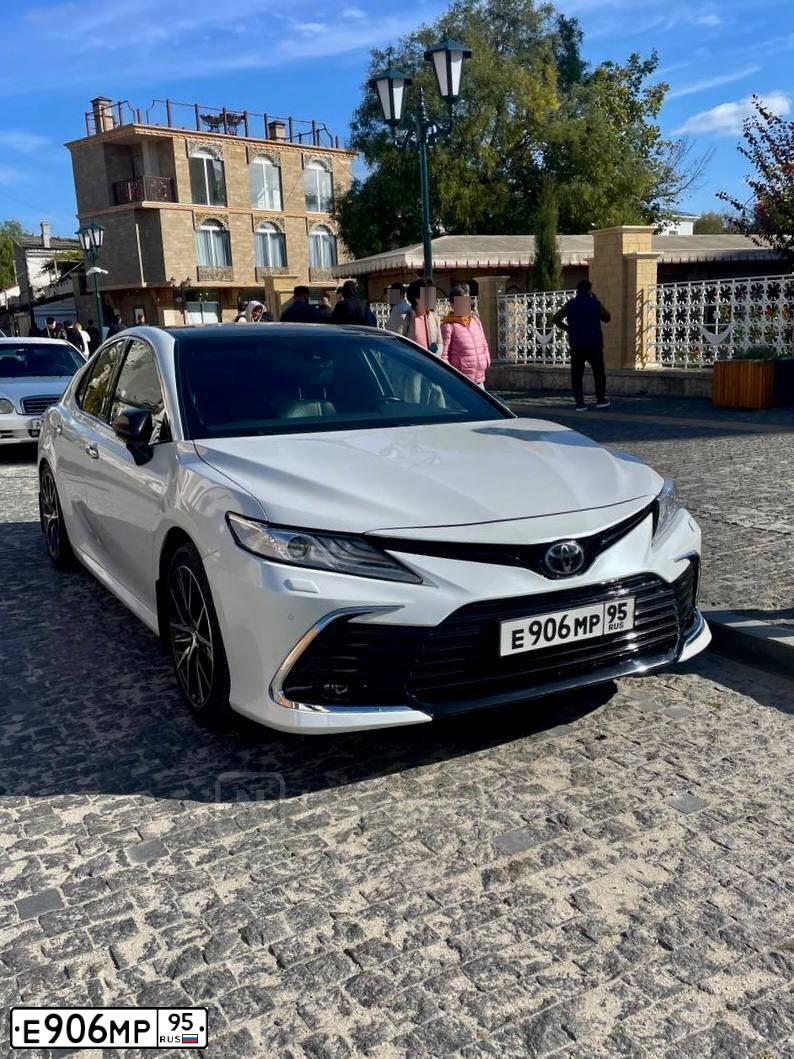 Фото автомобиля TOYOTA CAMRY, 2018 — госномер Е906МР95. Цвет: БЕЛЫЙ ПЕРЛАМУТР