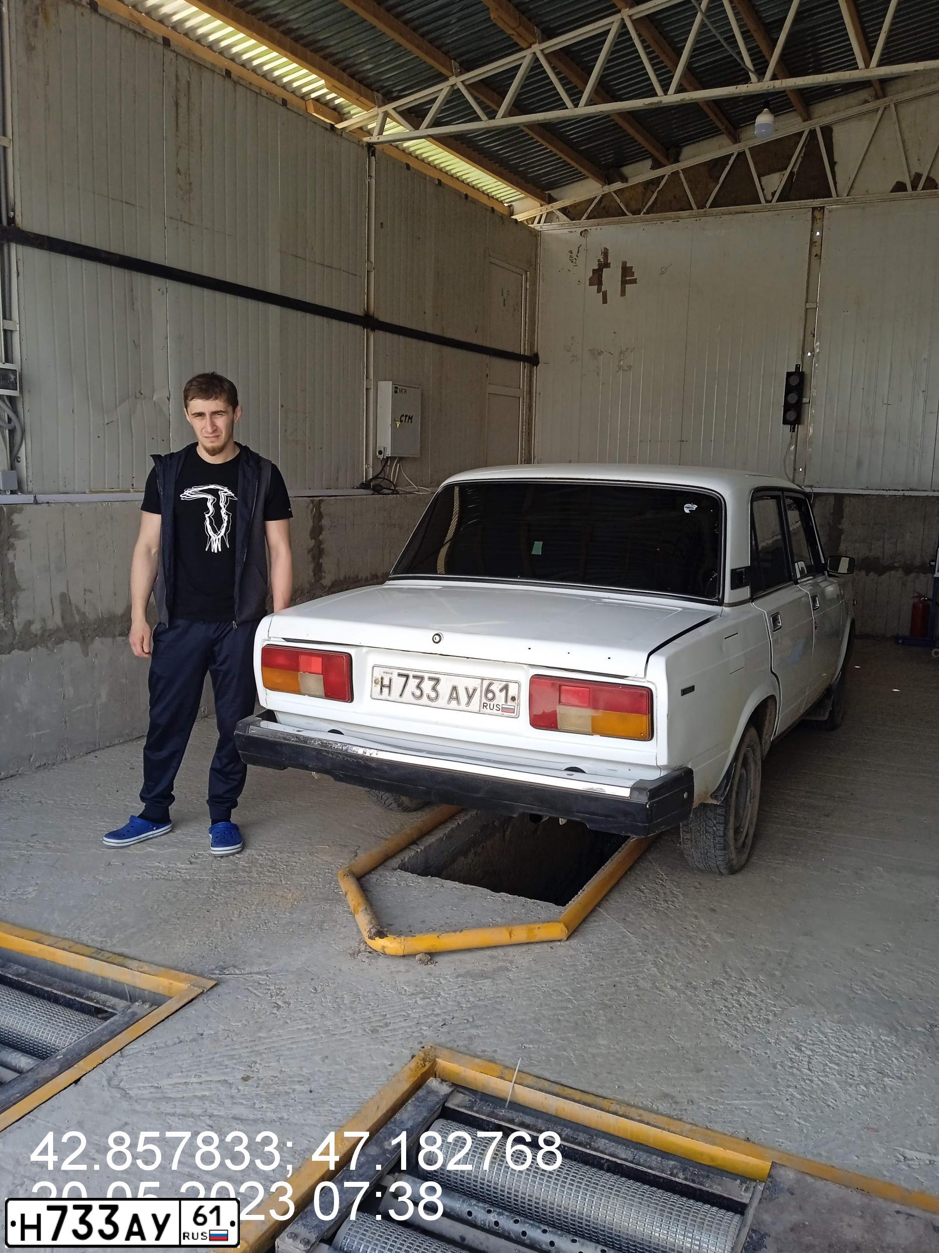 Фото автомобиля LADA 2105, 1996 — госномер Н733АУ61. Цвет: Белый