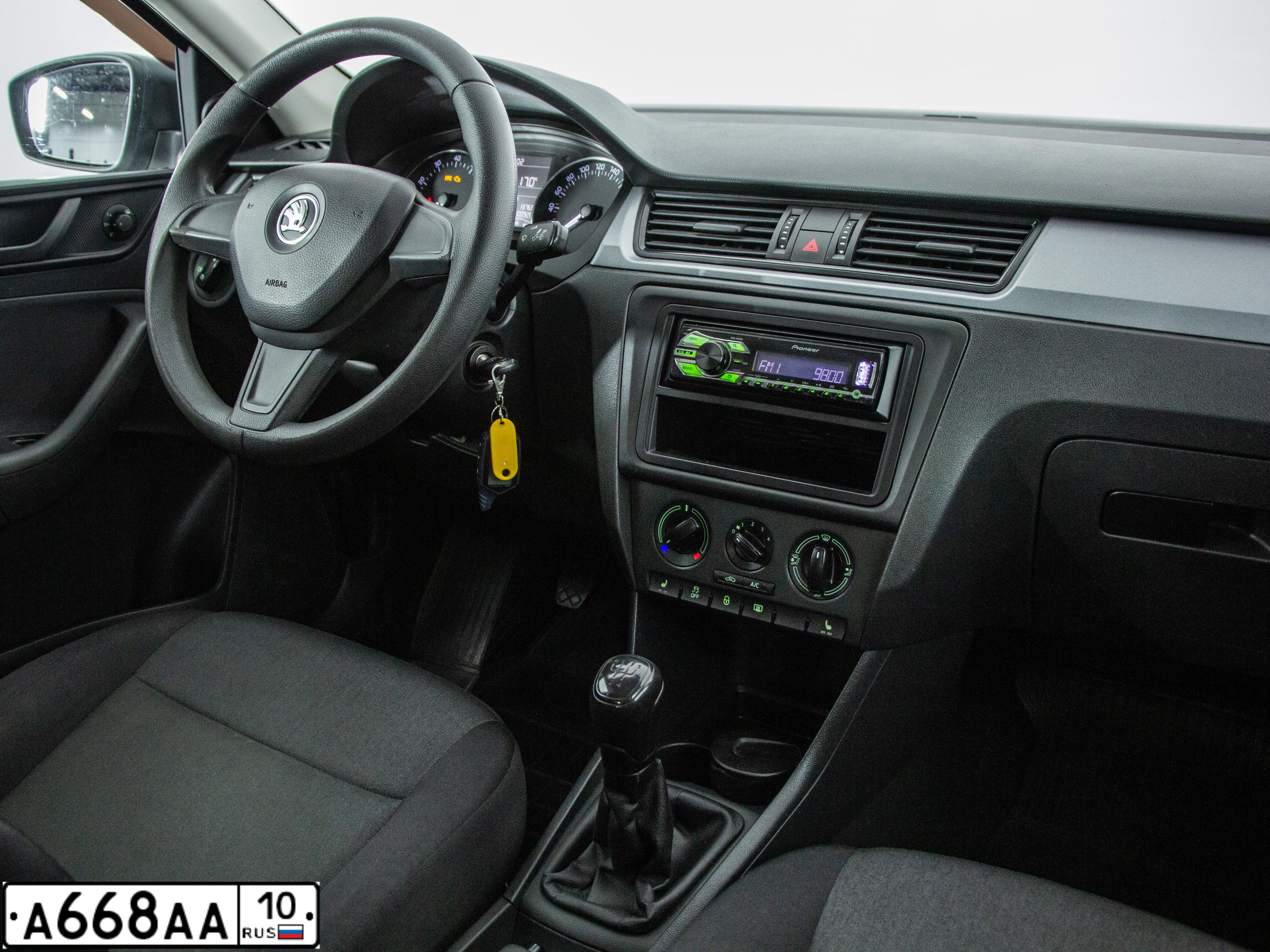 Фото автомобиля SKODA RAPID, 2015 — госномер А668АА10. Цвет: БЕЛЫЙ