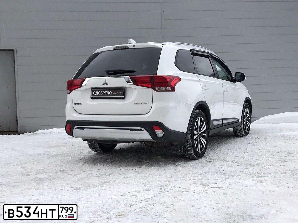 Фото автомобиля MITSUBISHI OUTLANDER, 2018 — госномер Е642ММ799. Цвет: Белый