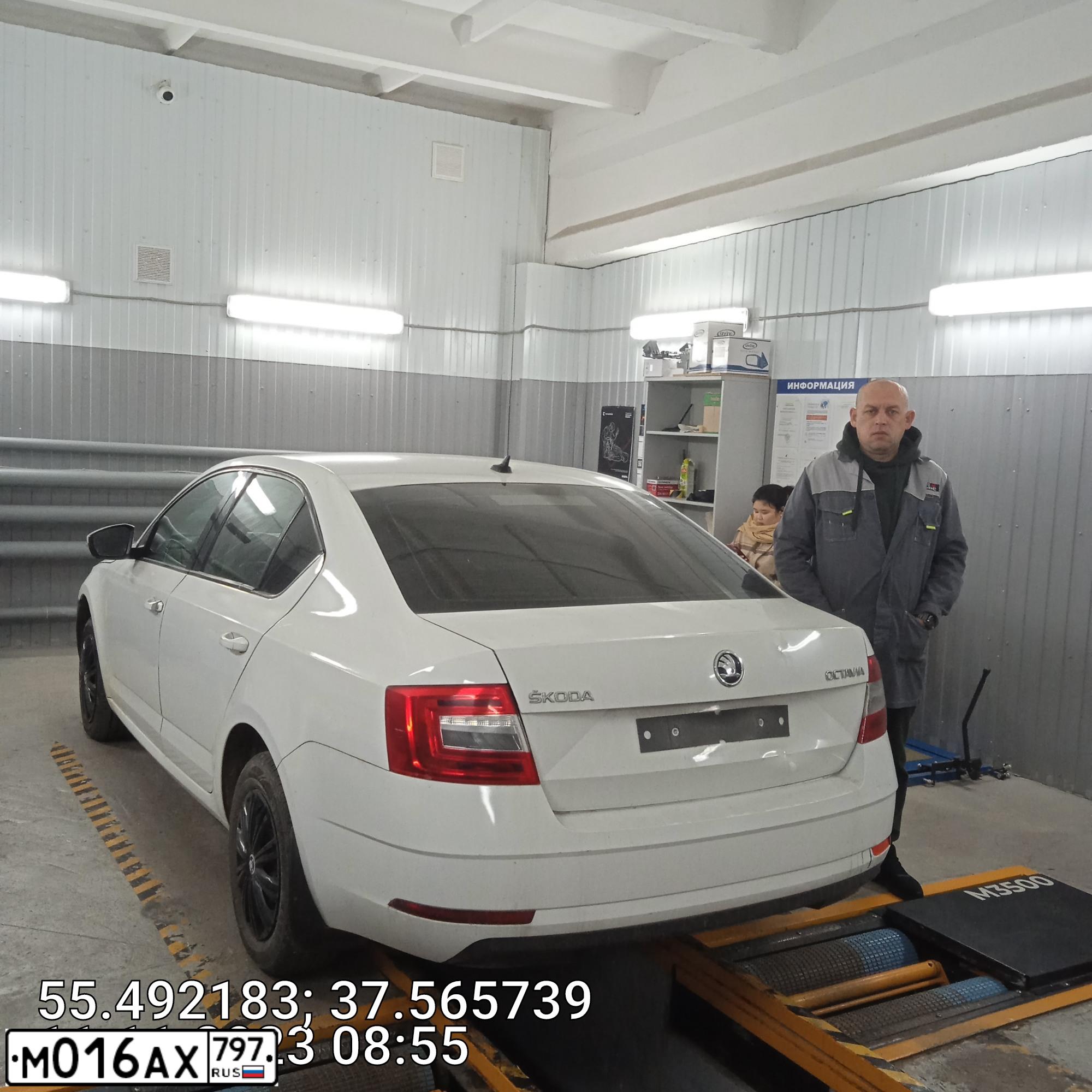 Фото автомобиля SKODA OCTAVIA, 2018 — госномер А985ЕВ977. Цвет: БЕЛЫЙ
