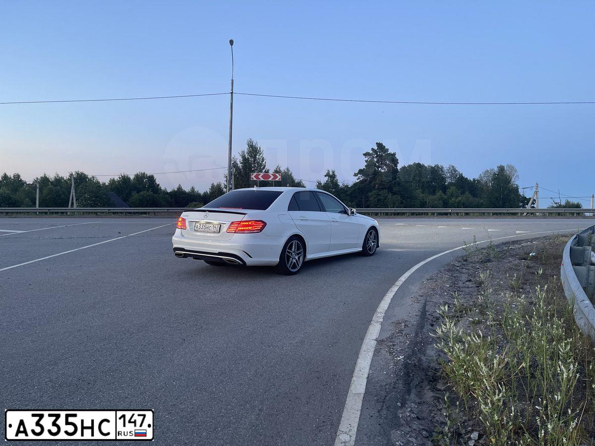 Фото автомобиля MERCEDES E-KLASSE, 2013 — госномер Р792АТ178. Цвет: Белый