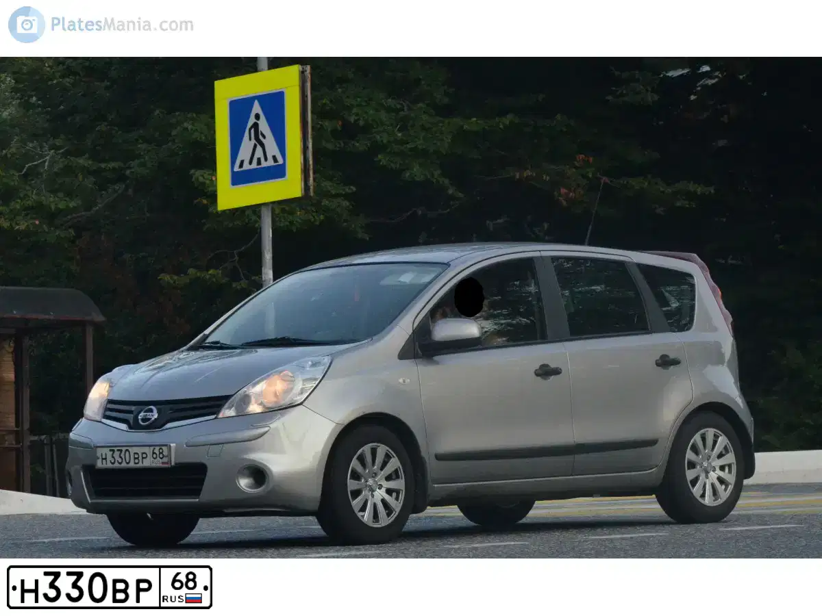 Фото автомобиля NISSAN NOTE, 2012 — госномер Е589ЕТ136. Цвет: Серебристый