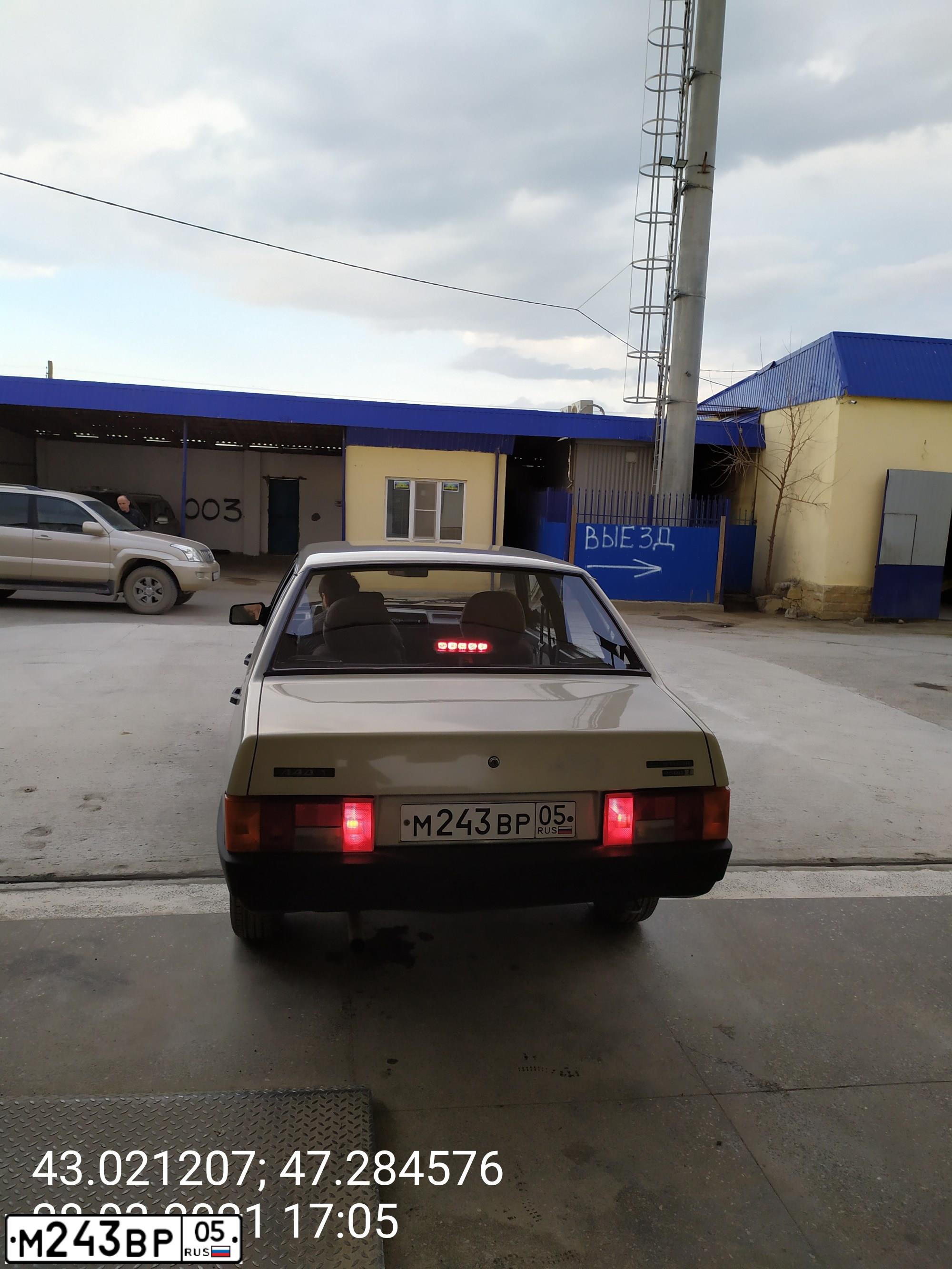 Фото автомобиля LADA 2109 SAMARA, 2003 — госномер М243ВР05. Цвет: СЕРЕБРИСТО-ЖЕЛТО-ЗЕЛЕНЫЙ