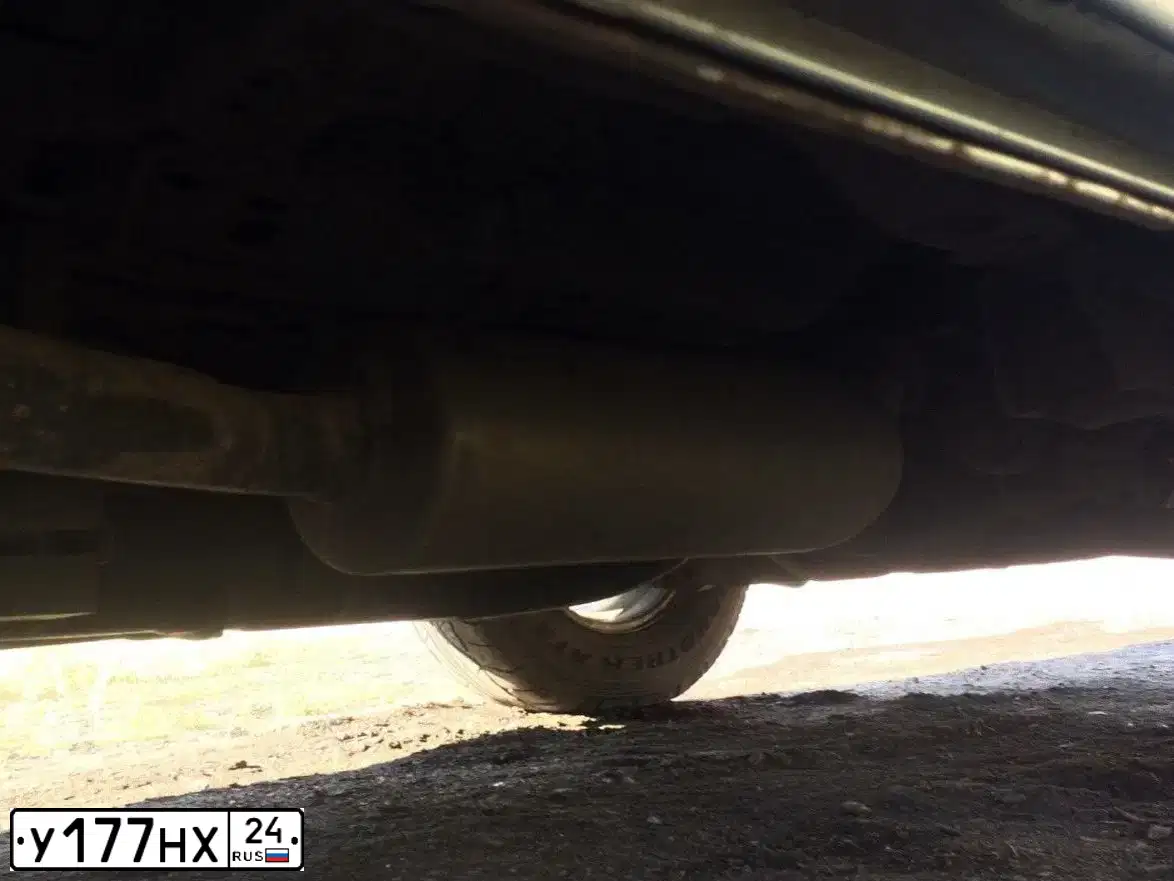 Фото автомобиля MITSUBISHI PAJERO, 2000 — госномер В420СА124. Цвет: Серый
