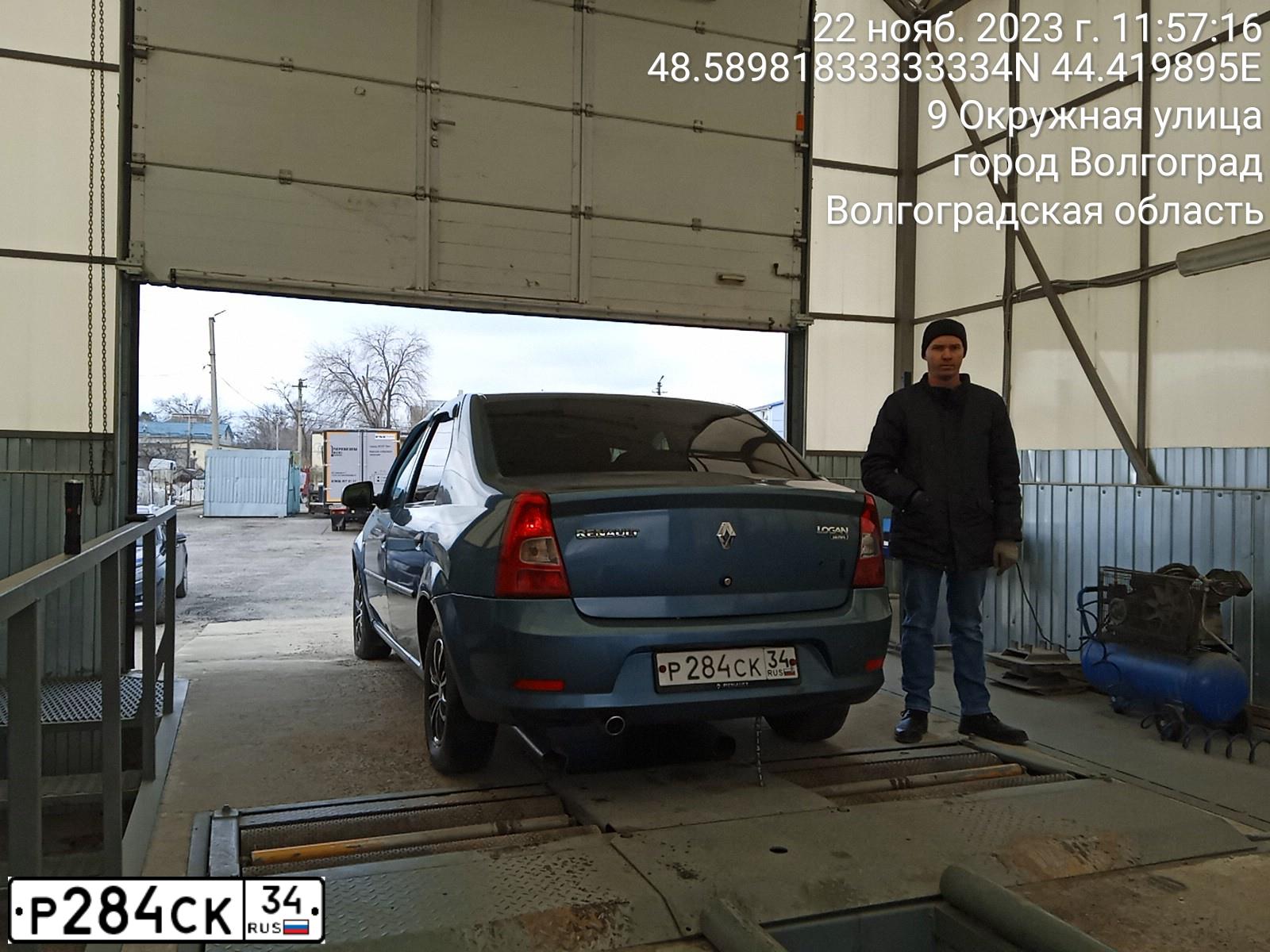 Фото автомобиля RENAULT LOGAN, 2011 — госномер Р284СК34. Цвет: СИНИЙ