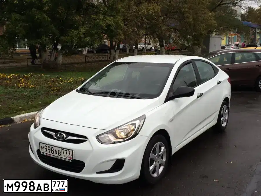 Фото автомобиля HYUNDAI SOLARIS, 2013 — госномер М998АВ777. Цвет: БЕЛЫЙ