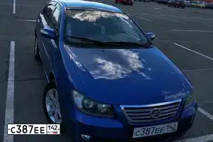 Фото автомобиля LIFAN SOLANO, 2013 — госномер А696ОТ124. Цвет: СИНИЙ