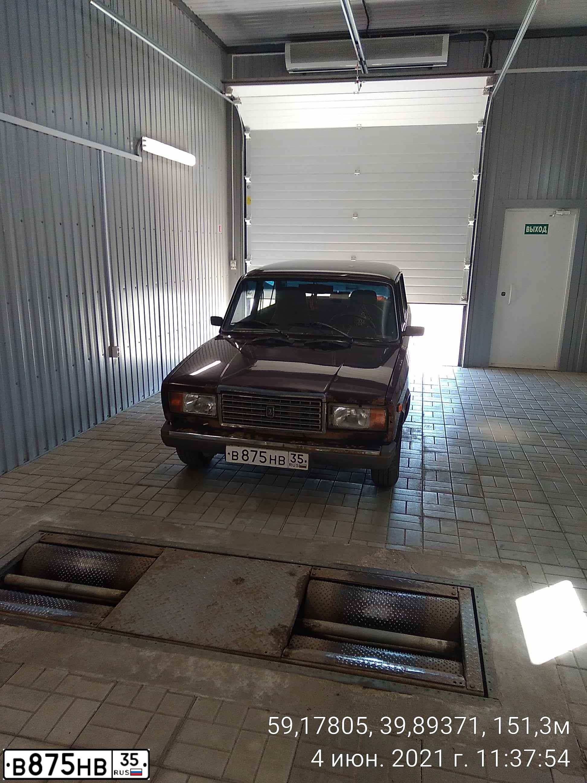 Фото автомобиля LADA 2107, 2011 — госномер В875НВ35. Цвет: ТЕМНО-ВИШНЕВЫЙ