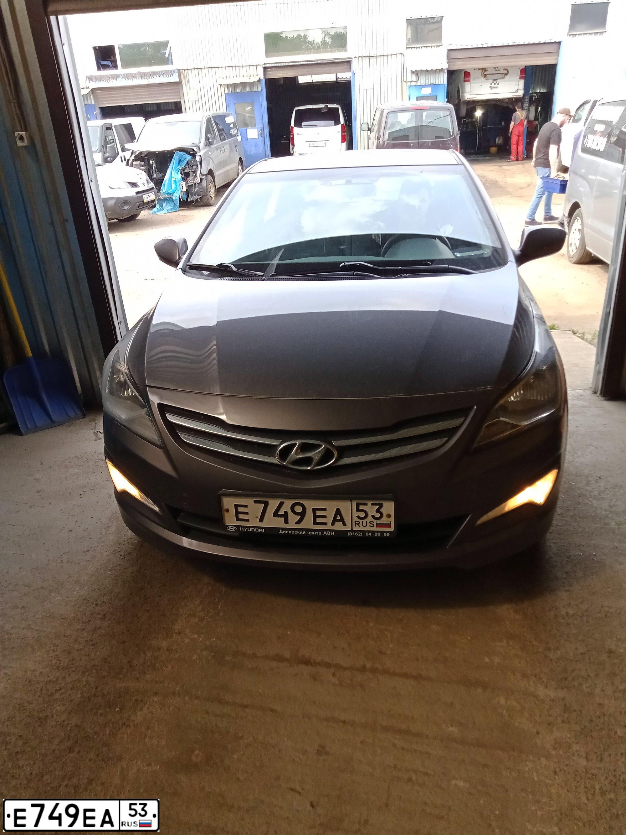 Фото автомобиля HYUNDAI SOLARIS, 2015 — госномер Е749ЕА53. Цвет: ТЕМНО-СЕРЫЙ