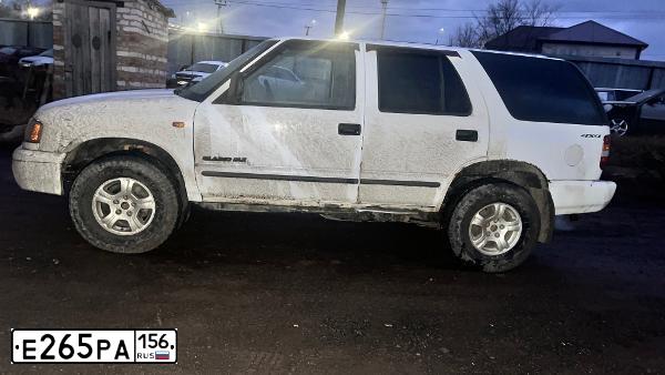 Фото автомобиля CHEVROLET BLAZER, 1998 — госномер Е265РА156. Цвет: БЕЛЫЙ