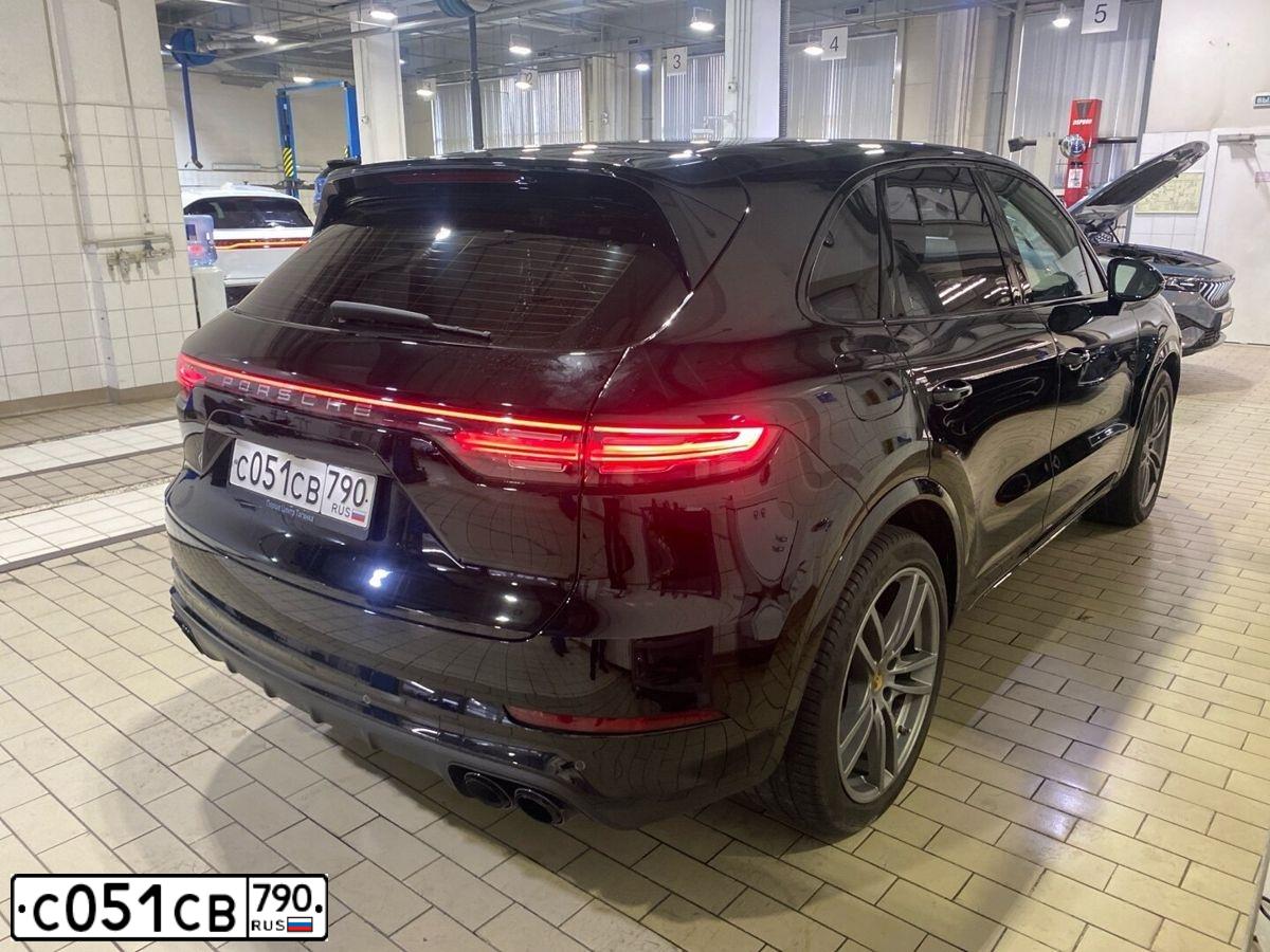 Фото автомобиля PORSCHE CAYENNE, 2019 — госномер С051СВ790. Цвет: ЧЕРНЫЙ
