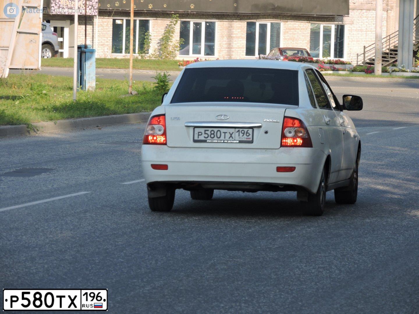 Фото автомобиля LADA 2170 PRIORA, 2013 — госномер Р580ТХ196. Цвет: Белый