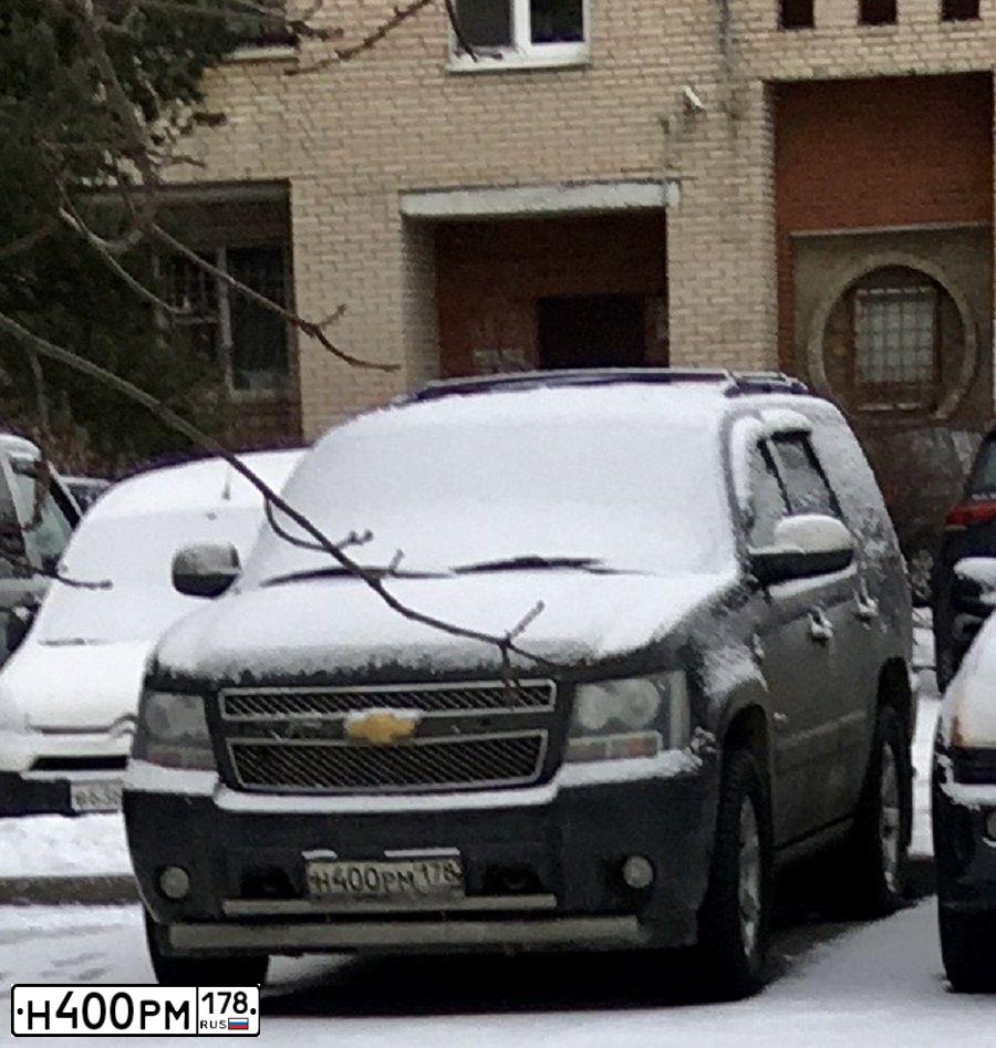Фото автомобиля CHEVROLET TAHOE, 2013 — госномер Н400РМ178. Цвет: ЧЕРНЫЙ