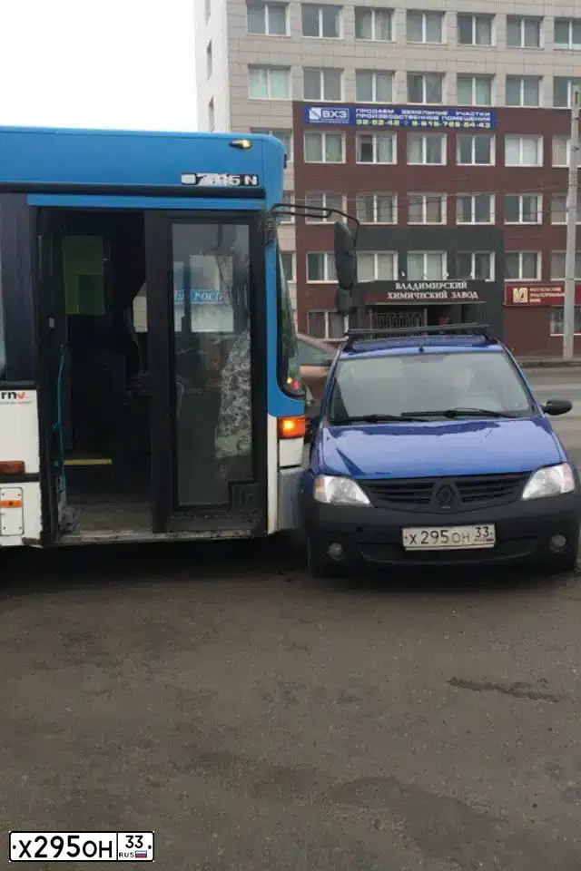 Фото автомобиля RENAULT LOGAN, 2008 — госномер Х295ОН33. Цвет: СИНИЙ МЕТАЛЛИК