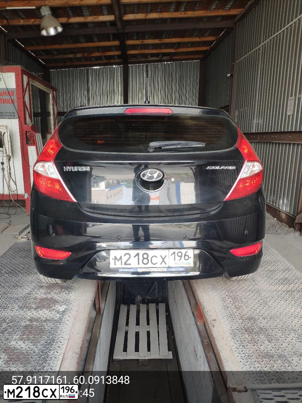 Фото автомобиля HYUNDAI SOLARIS, 2012 — госномер М218СХ196. Цвет: ЧЕРНЫЙ