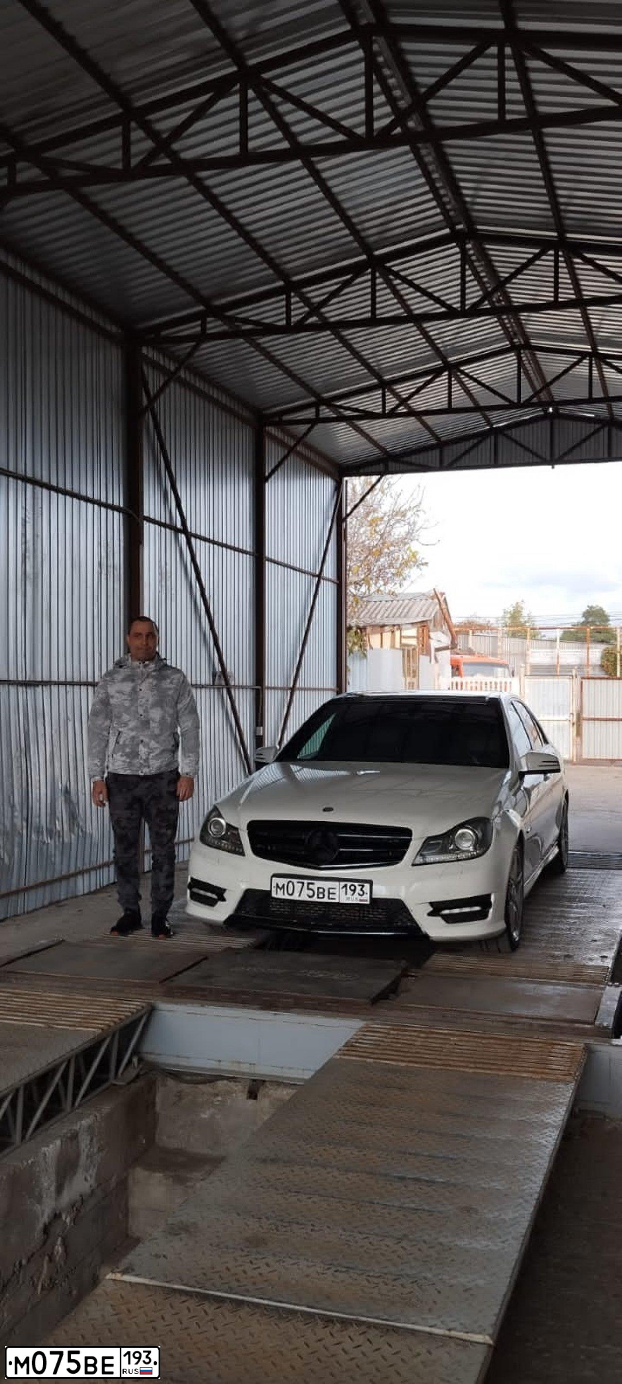 Фото автомобиля MERCEDES C-KLASSE, 2012 — госномер М075ВЕ193. Цвет: Белый