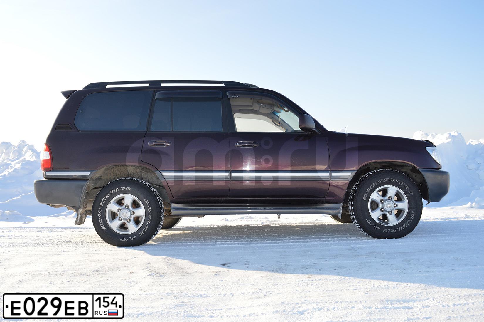 Фото автомобиля TOYOTA LANDCRUISER, 2002 — госномер Е029ЕВ154. Цвет: ВИШНЕВЫЙ