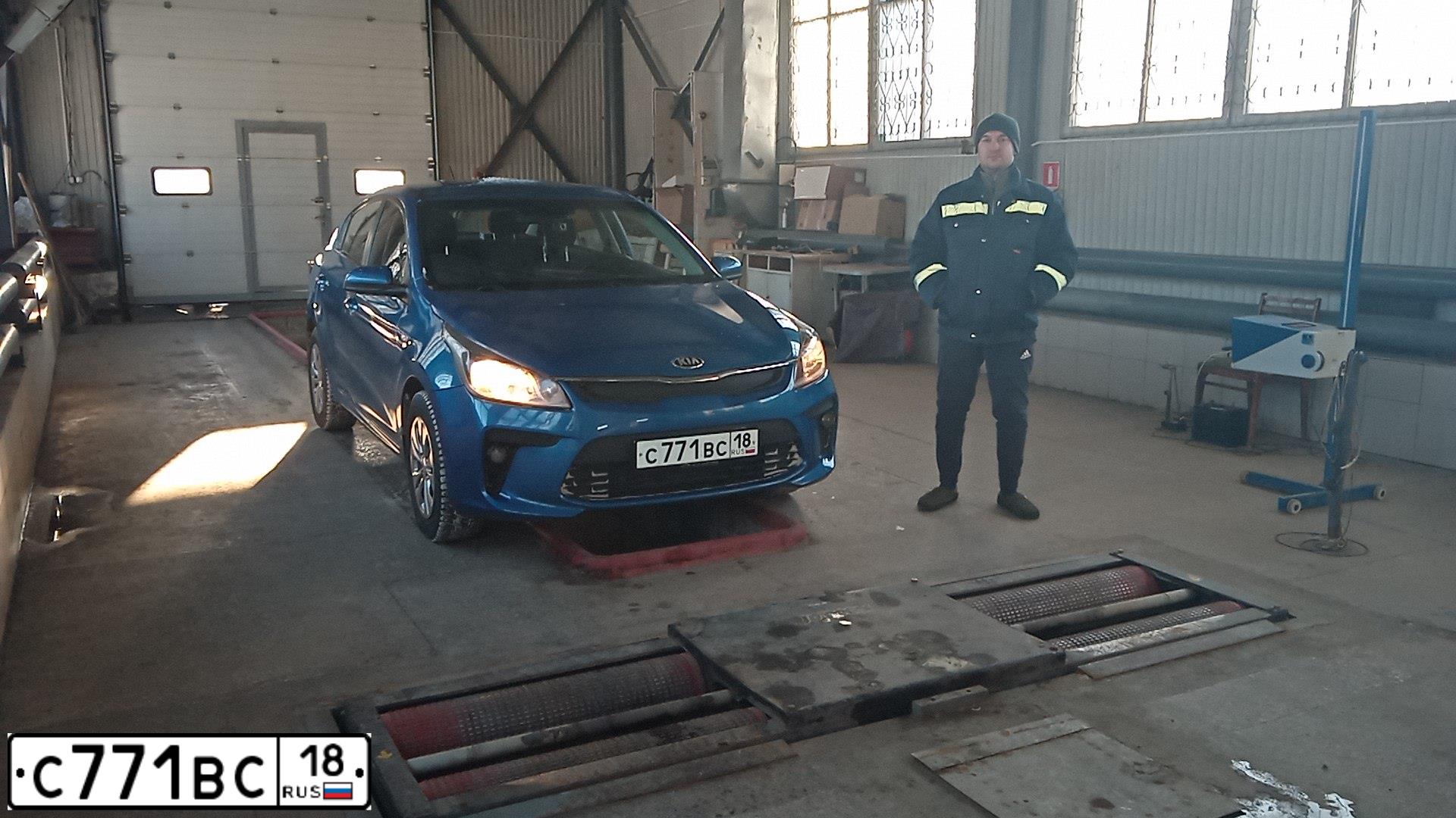 Фото автомобиля KIA RIO, 2017 — госномер С771ВС18. Цвет: СИНИЙ