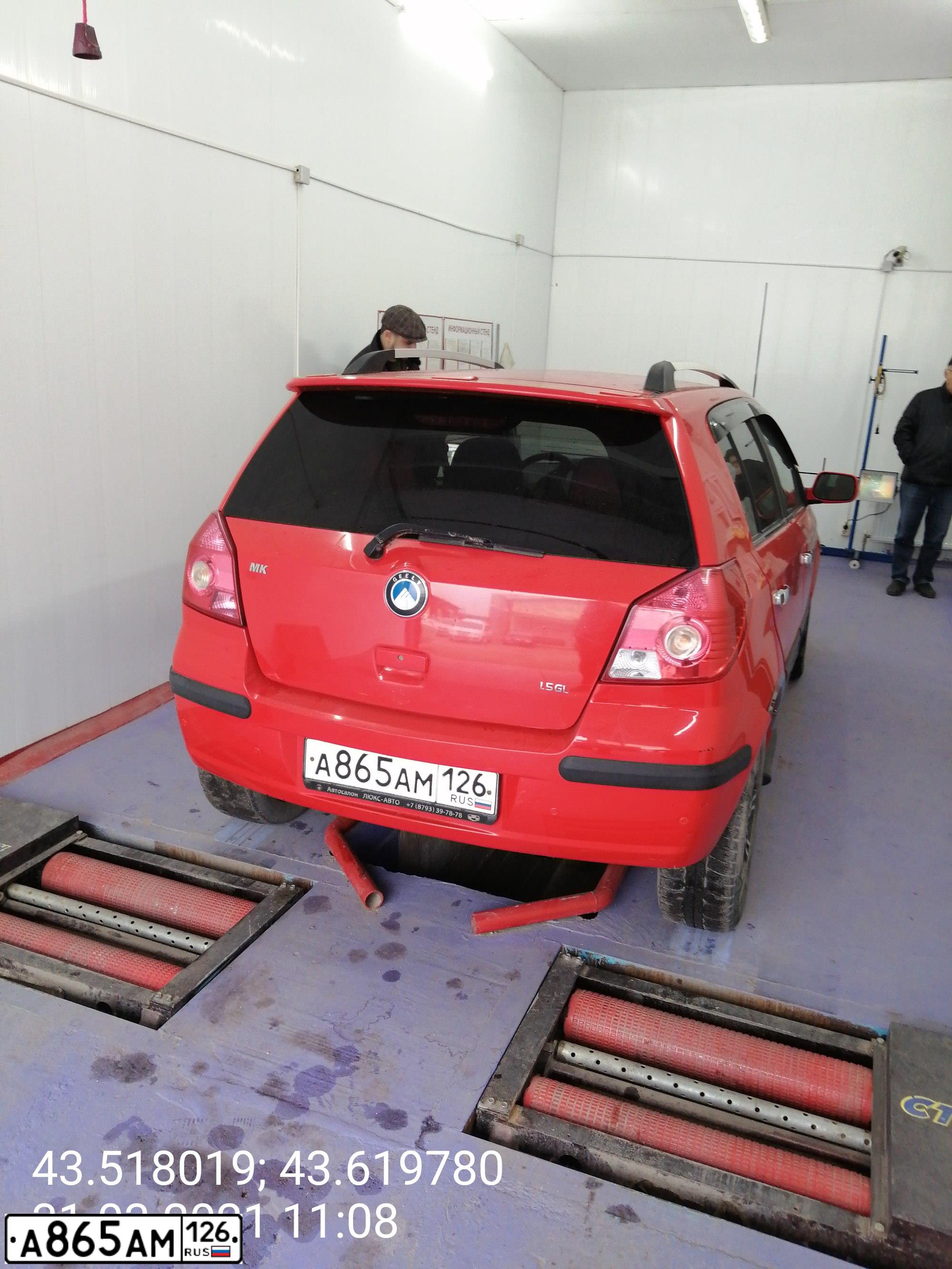 Фото автомобиля ДЖЕЛИ МК-КРОСС, 2014 — госномер К715КА07. Цвет: Красный