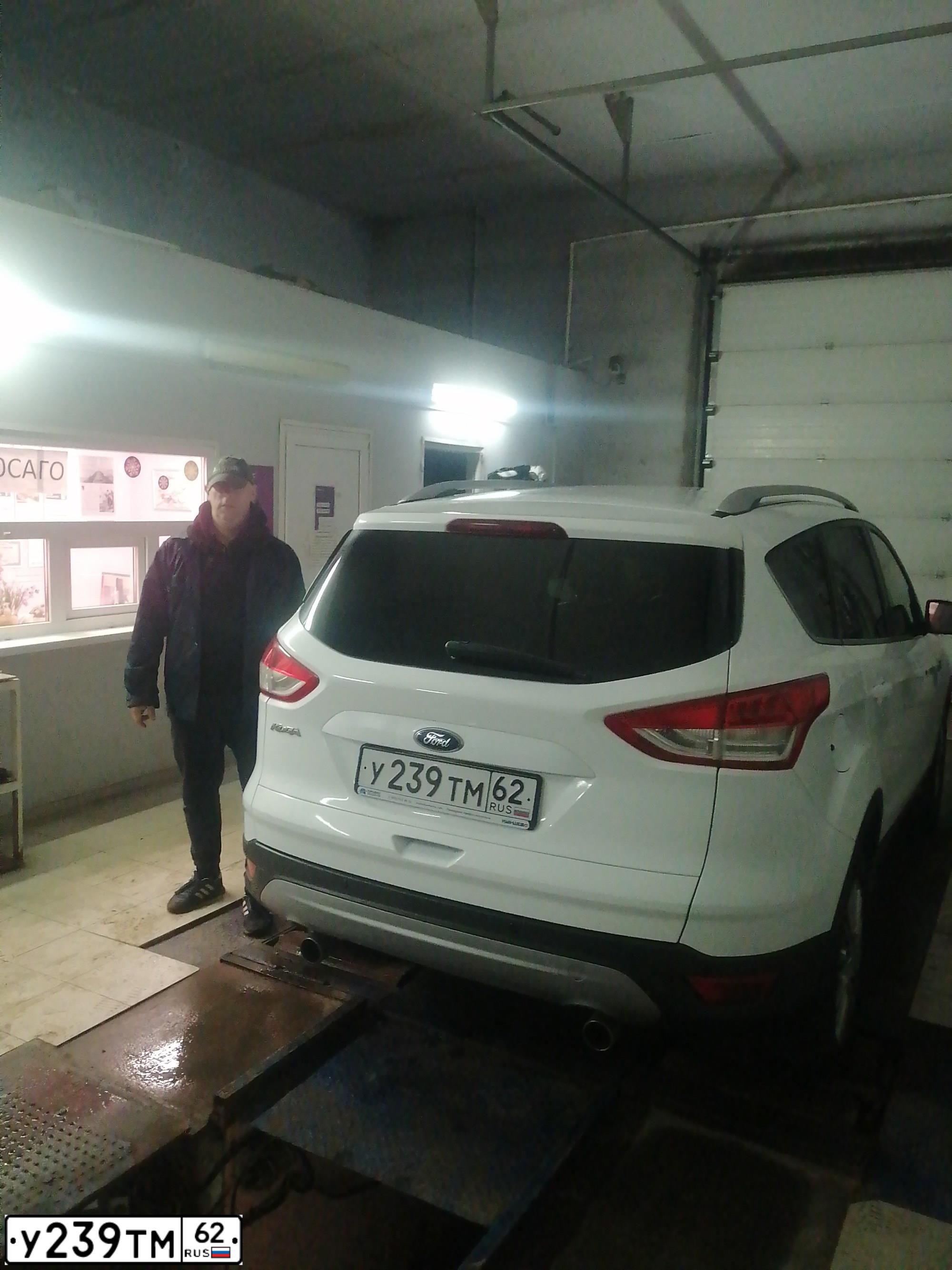Фото автомобиля FORD KUGA, 2013 — госномер М494ТВ790. Цвет: Белый